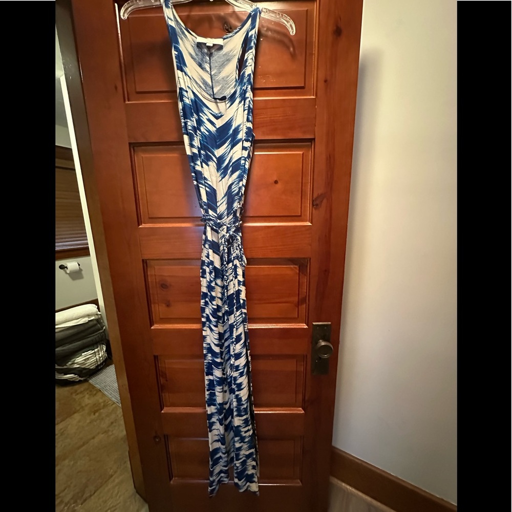 Long sleeveless dress